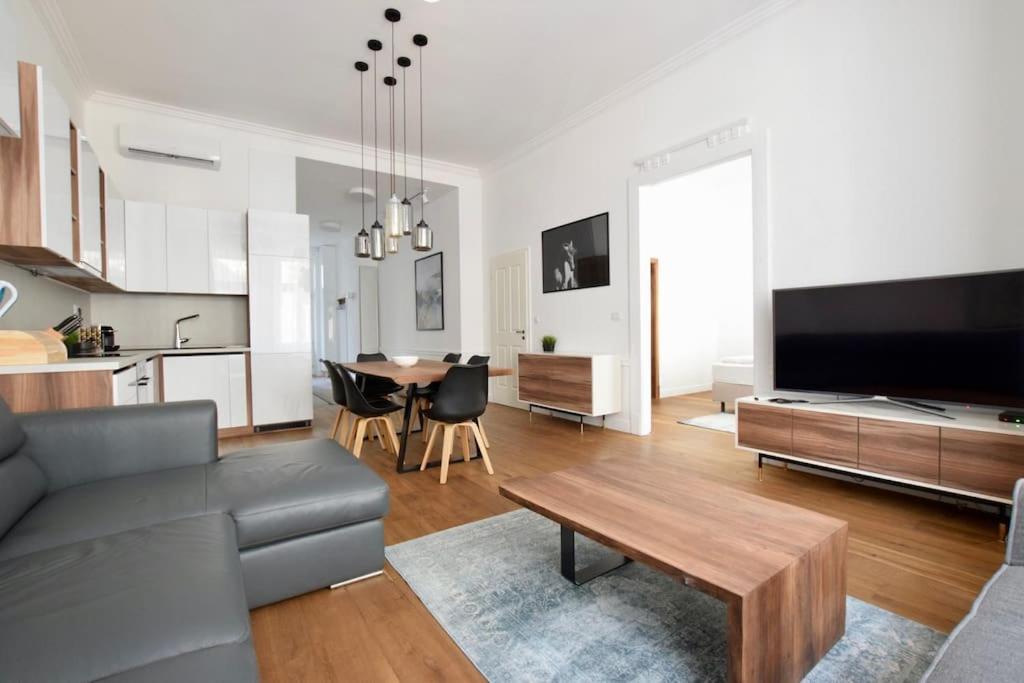 Luxury By Hi5 - Broadway Budapest