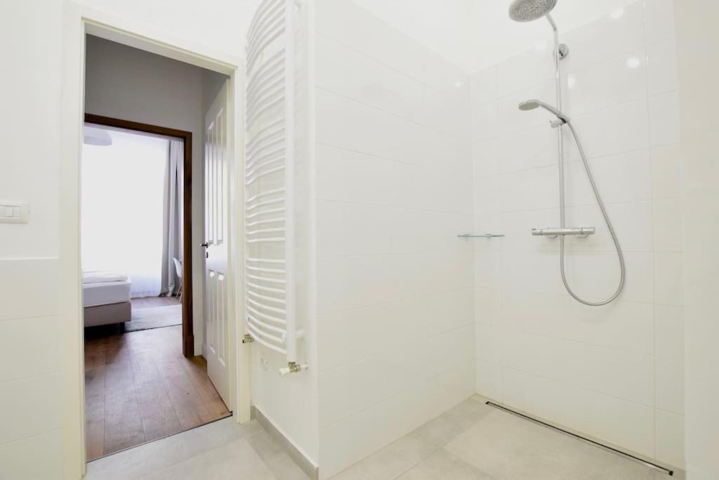 Luxury By Hi5 - Broadway *