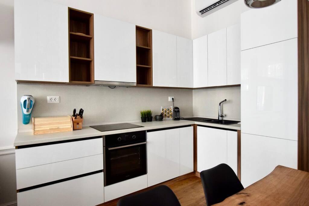 Luxury By Hi5 - Broadway *