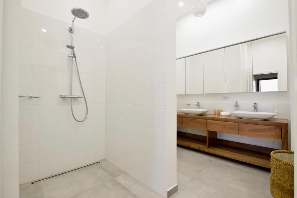 Luxury By Hi5 - Broadway Apartment
