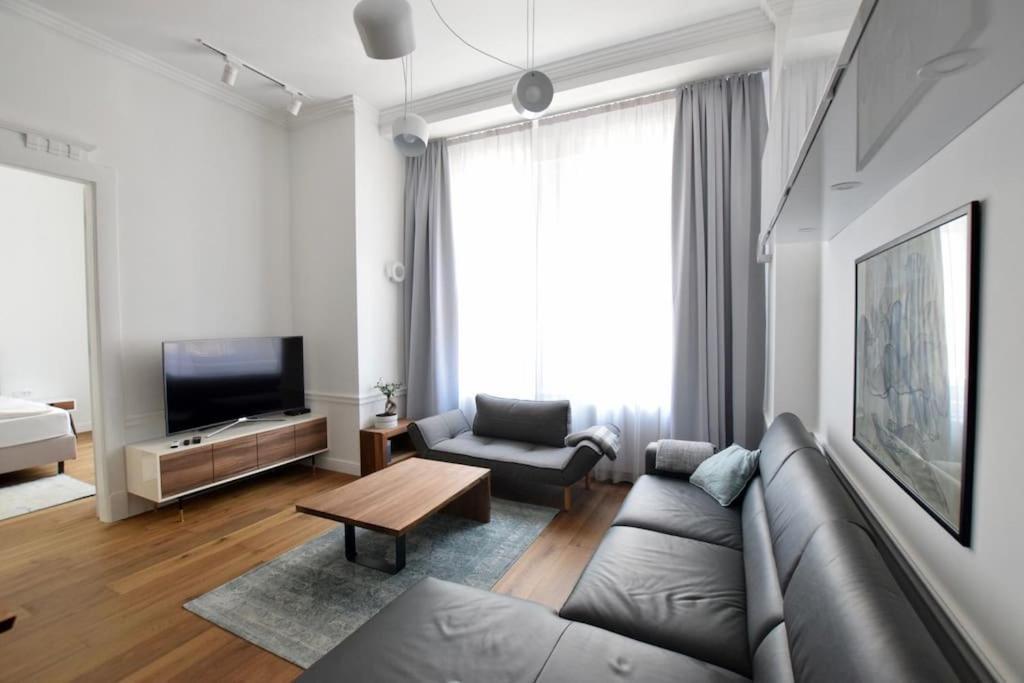 Luxury By Hi5 - Broadway Apartment