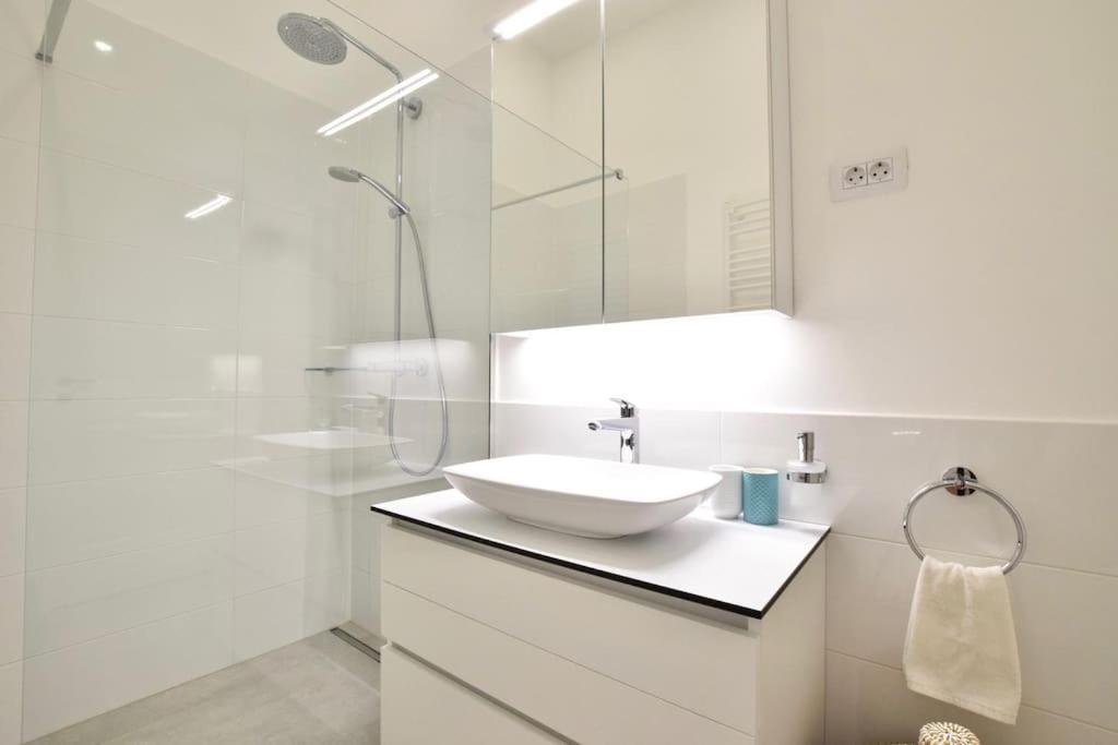 Luxury By Hi5 - Broadway