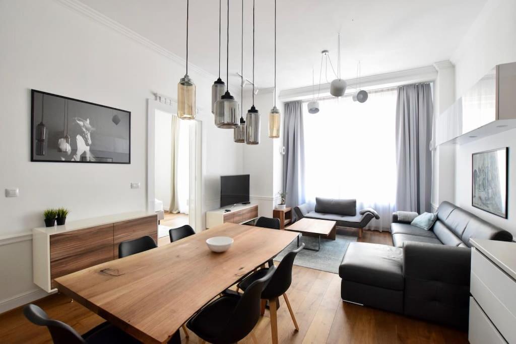 Luxury By Hi5 - Broadway