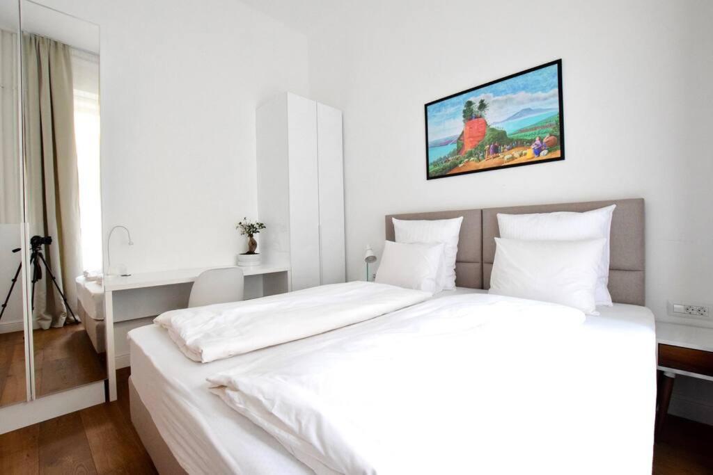 Luxury By Hi5 - Broadway * Budapest