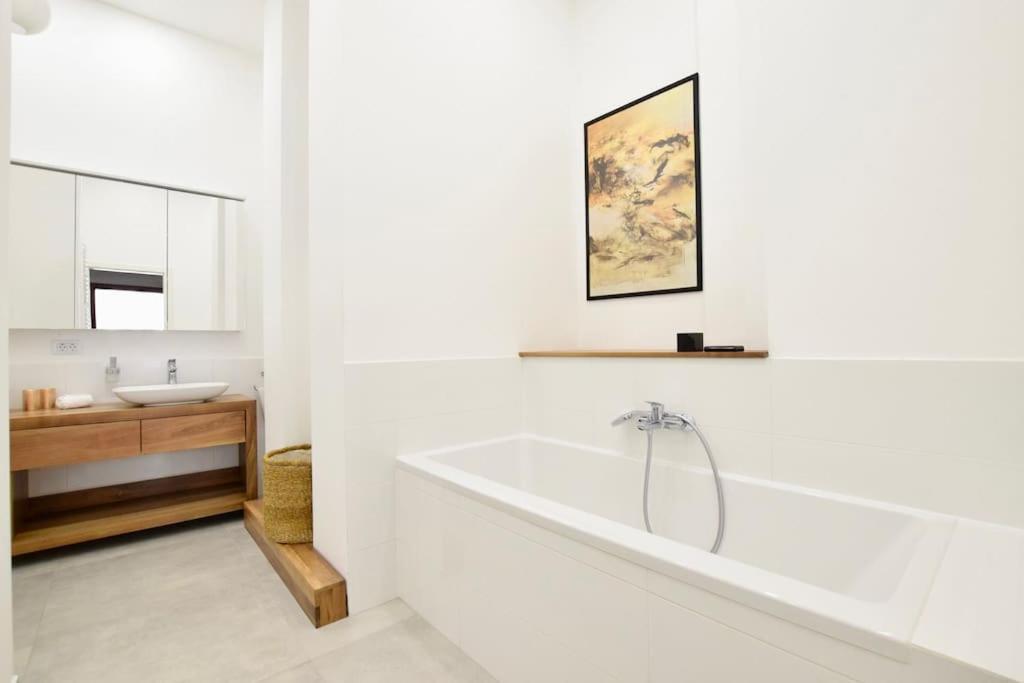 Luxury By Hi5 - Broadway *