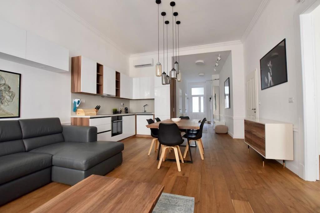 Luxury By Hi5 - Broadway Apartment Budapest